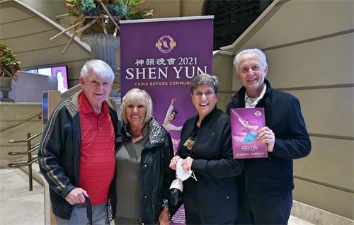 '图15:二零二一年十月二十六日晚,加州前国会议员沃利·赫尔格(Wally Herger,右一)和太太帕姆·赫尔格(Pam Herger,右二)及友人在加州莫德斯托加洛艺术中心欣赏了神韵环球艺术团在当地的第三场演出。第三次观赏演出的赫尔格赞叹神韵巨作,并感谢神韵传递福音,让他感受到神的归来。'