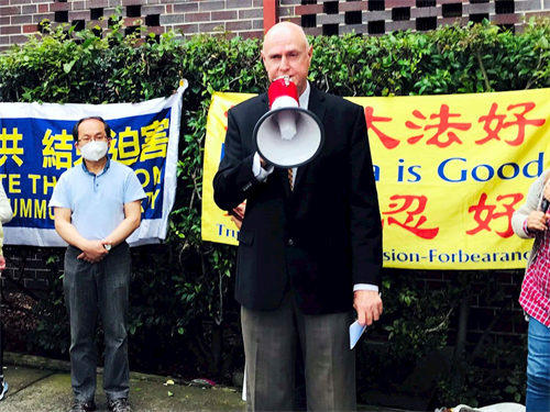 '图2:法轮大法澳大利亚佛学会发言人约翰·戴乐(John Deller)在集会上发言'