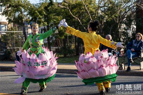 '图3:法轮功学员在圣诞游行中表演莲花舞。'