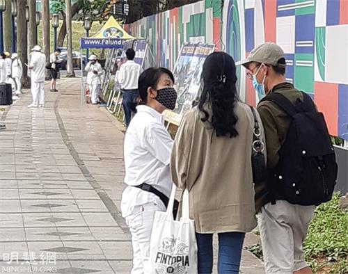 '图1~5:二零二一年十二月十一日,印尼法轮功学员在首都雅加达中共大使馆前举行和平抗议和讲真相活动。'
