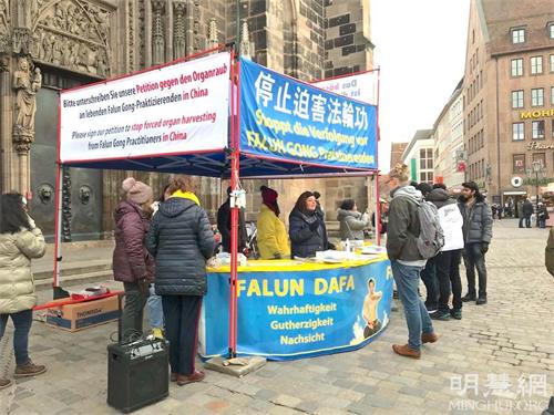 '图1:二零二一年国际人权日,法轮功学员在纽伦堡圣·劳伦斯教堂(St. Lorenz)前举办活动,揭露中共迫害法轮功。'