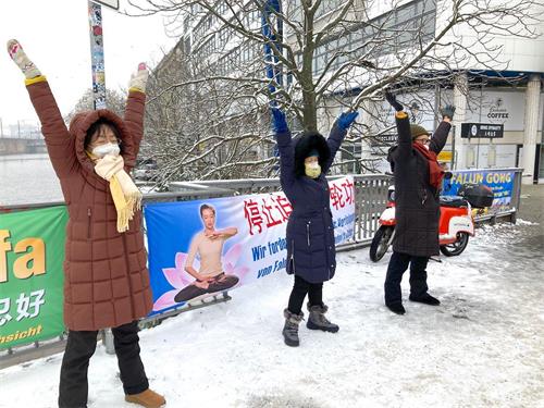 '图6:二零二一年十二月十日,法轮功学员在首都柏林中使馆前抗议中共迫害法轮功,多年来,他们每天都举办这样的活动。'