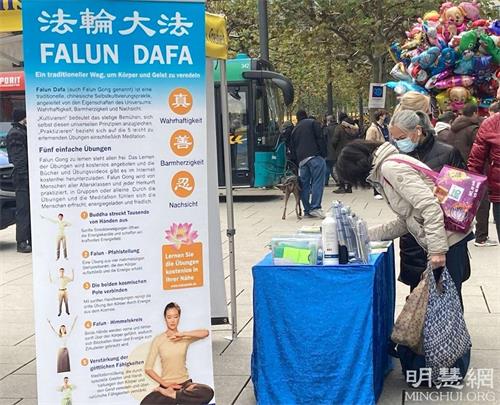 '图9~12:二零二一年十二月十日,法轮功学员在法兰克福最繁华的采尔大街(Zeil)举办活动,谴责中共迫害法轮功。民众跟法轮功学员交谈后,踊跃签名声援法轮功反迫害。'