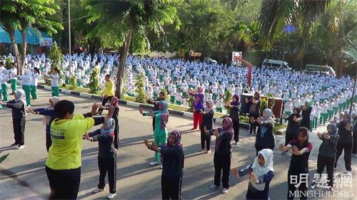 '图1:印度尼西亚巴丹岛国立中学1(SEKOLAH MENENGAH ATAS NEGERI 1)师生学炼法轮功功法。'