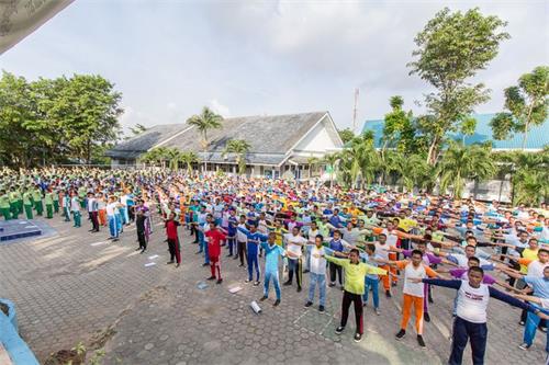 '图2:印度尼西亚巴丹岛职业中学1(SEKOLAH MENENGAH KEJURUAN NEGERI 1)学生集体炼功。'