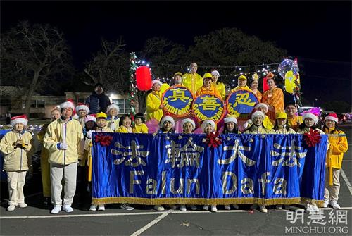 '图5:参加阿灵顿市假日灯光大游行的法轮功学员'