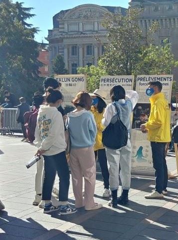 '图4:法轮功学员向五个年轻中国人讲真相'