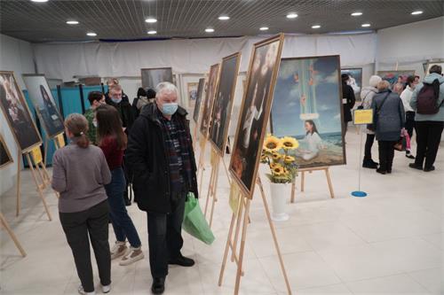'图1~3:莫斯科市中心连续两个周末举办“真、善、忍”美展,图为美展现场。'