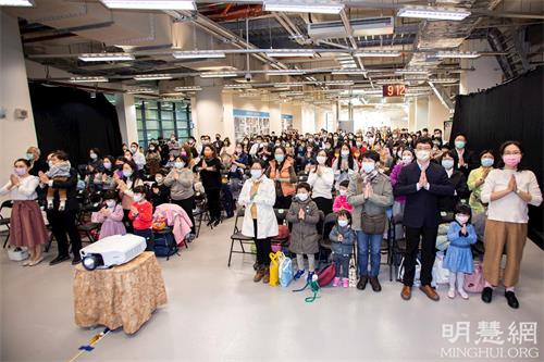 '图1~3:台湾法轮大法修炼心得交流会中,六千多名法轮功学员,在主厅及台语厅、儿童厅,同步恭祝师父新年好!'