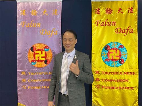 '图9:听心得交流,吴大树感受大法神奇;也透由学法背法体悟,激励自己精進学法,每天溶在法中。'