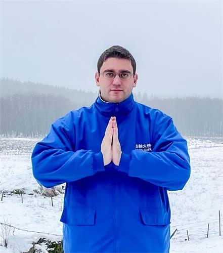 '图1:瑞典法轮功学员菲利普(Filip)向李洪志大师献上心中最诚挚的祝福和感恩:“谢谢师父!祝师父新年快乐!”'