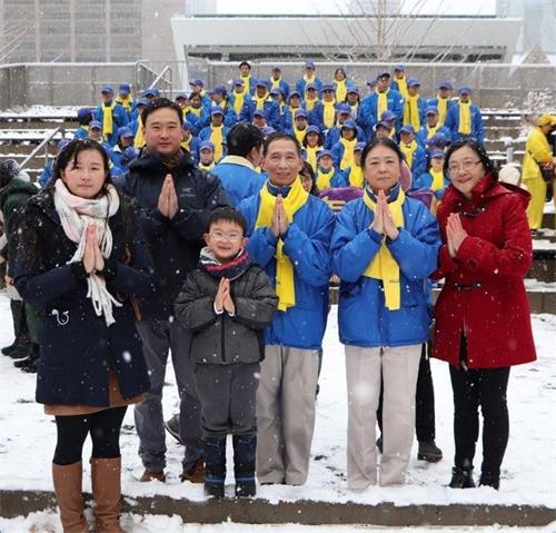 '图5:法轮功学员廖虹(右一)和家人恭祝师父新年好!'