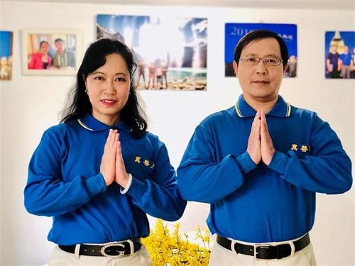 '图8:法轮功学员江帆和妻子恭祝师父新年快乐!'