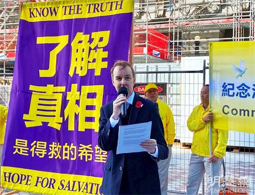 '图1:人权律师凯瑞·高尔(Kerry Gore),于二零二一年四月十七日,在新西兰奥克兰的伊丽莎白广场集会上发言,支持法轮功反迫害。'