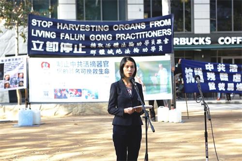 '图3:国际“医生反对活摘器官”(DAFOH)组织墨尔本分部代表刘医生(Dr Lisa Lau),于二零一五年五月二十三日,在墨尔本城市广场(City Square)举行的揭露中共活摘法轮功学员器官真相的集会上发言。'