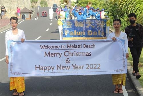 '图2:二零二一年十二月二十三日,印尼天国乐团在巴厘岛美拉士地海滩(Melasti Beach)举行了游行,和当地民众一起庆圣诞迎新年。'