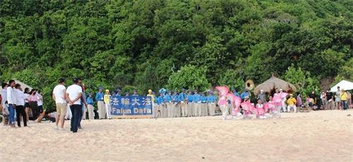 '图3:仙女队表演的传统舞蹈喜庆优美。'
