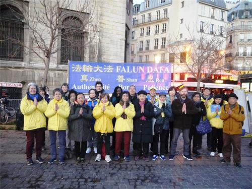 '图2:巴黎市中心弘法讲真相小组恭祝师尊新年快乐。'