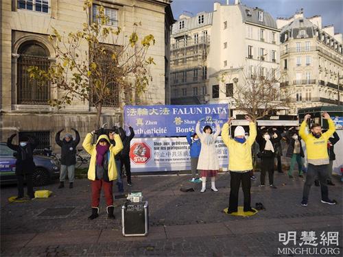 '图1:十一月二十八日,在夏特蕾地铁站,演示法轮功功法'