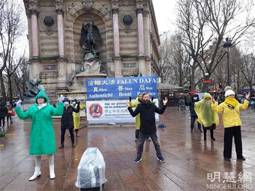 '图2:十二月五日,在圣米歇尔广场,法轮功学员在演示法轮功第二套功法:法轮桩法'