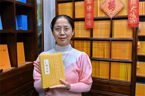 '图3:法轮功学员谭小姐分享客户来买法轮大法书籍《转法轮》的故事。'