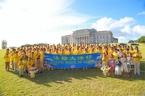 '图1:新西兰法轮功学员感恩师父的慈悲救度,恭祝师尊过年好。'