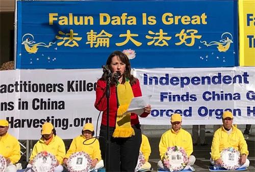 '图2:二零一九年七月十九日,澳洲大律师、国际人道法专家及作家索菲・约克(Sophie York)在悉尼市中心海关大楼前举行的法轮功反迫害二十周年集会上发言,她赞誉法轮功学员关注良心自由,信仰自由,同时关注人类生命的价值。'