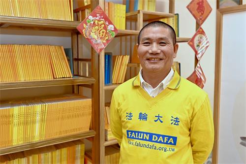 '图3:一九九八年得法的洪瑞峰,修炼大法后鼻敏感等多个疾病都一扫而空。'
