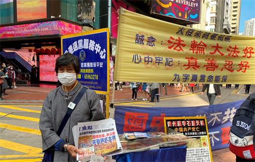'图4:八十一岁的张老太过年期间坚持在铜锣湾SOGO百货公司前讲真相。'