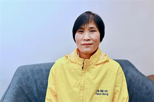'图5:法轮功学员阿容向师尊拜年。'