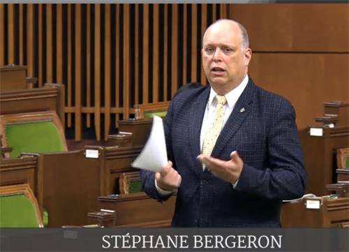 '图:魁人党国会议员伯杰龙(Stéphane Bergeron)在2021年2月18日加拿大国会辩论中发言表示,中共公然违反人权的行为在二零零零年初就开始了,而且针对的团体非常广泛。(视频截图)'