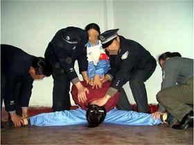 '酷刑演示:双腿一字劈开'