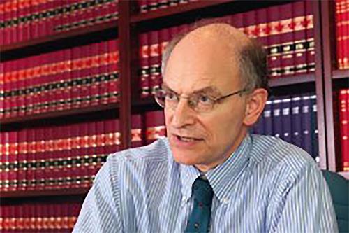 '图3:新任大律师公会主席夏博义因为帮法轮功阻街案打官司,曾经着书《示威之权》。“和平抗议是一件好事,让不能发声的人们发声。”'
