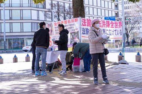 '图1~2:三月十四日,法轮功学员们在名古屋市中心“荣(Sakae)”讲真相'