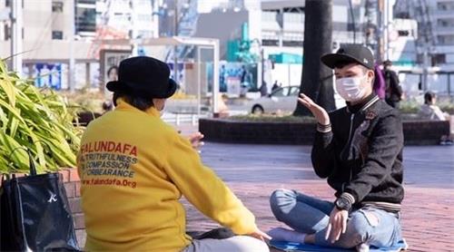 '图4:越南男青年Mr.KON(右)正在学法轮功的第五套功法'