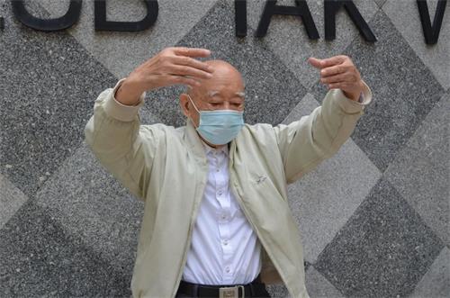 '图:在香港新界的一个公园,九十二岁的刘叔,每天早上来公园参加集体晨炼'