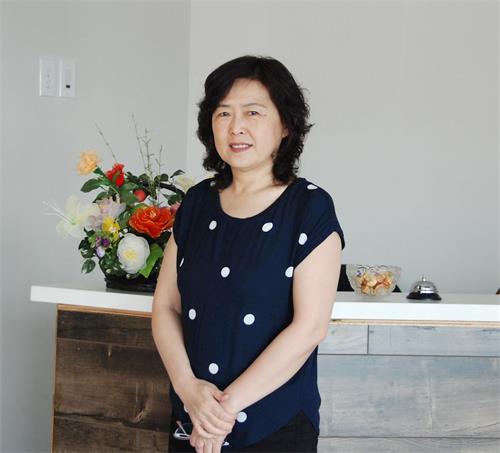 '图1:贾平女士近照'