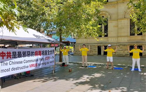 '图1:法轮功学员在展示功法。'