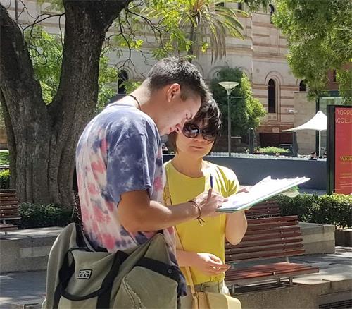 '图5:西人青年:“中共做的我们都必须抵制……”'