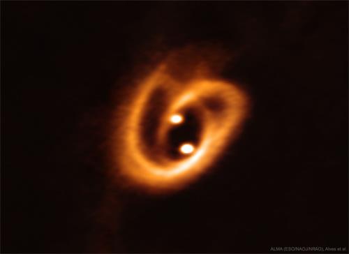 '婴儿“双太阳系”BHB2007 (Image credit:ALMA(ESO / NAOJ / NRAO),Alves等)'