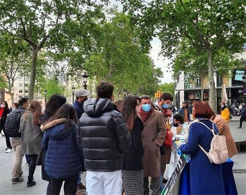 '图1~2:法轮功学员们来到最繁华的市中心广场-加泰罗尼亚广场(Catalonia)传播真相'