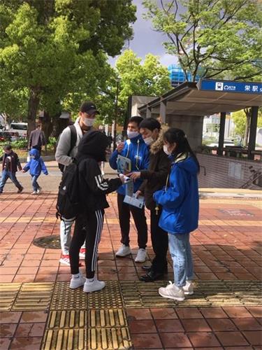 '图4:市民在声援诉江的签名纸上签名时的情景'