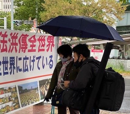 '图5:民众驻足观看真相图片'