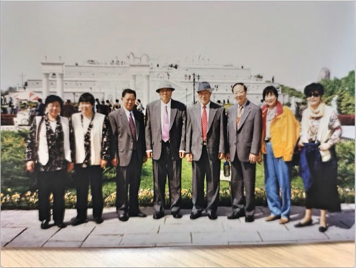 '图2:王金菊(右一)兄弟姐妹八人全修炼法轮功。'