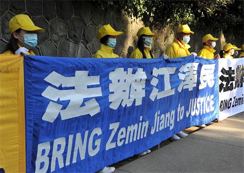'图1~6:二零二一年四月二十二日下午,温哥华部份法轮功学员在中国领事馆前和平抗议,纪念“四二五”上万名法轮功学员北京和平上访二十二周年,呼吁停止迫害,法办江泽民。'