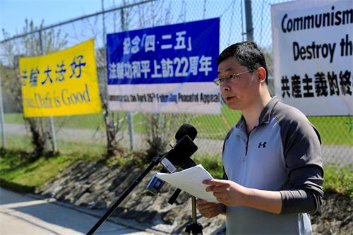 '图2:跨国计算机公司的高级工程师汪洋在中使馆前,讲述了二十二年前的四二五的真相,同时呼吁停止对法轮功的迫害。'