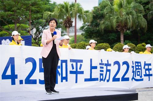 '图2:台湾法轮大法学会理事长张锦华教授表示,她是听闻法轮功学员四·二五和平大上访事件而走入法轮大法修炼。'