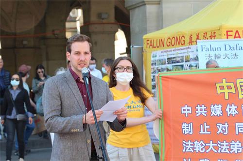 '图7~9:学员们向路人介绍法轮功,揭露中共的血腥迫害'