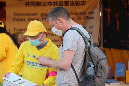 '图15:用手机记录更多的讯息,以便回去后上网查询'