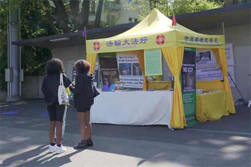 '图3~4:苏黎世路人签名支持法轮功'